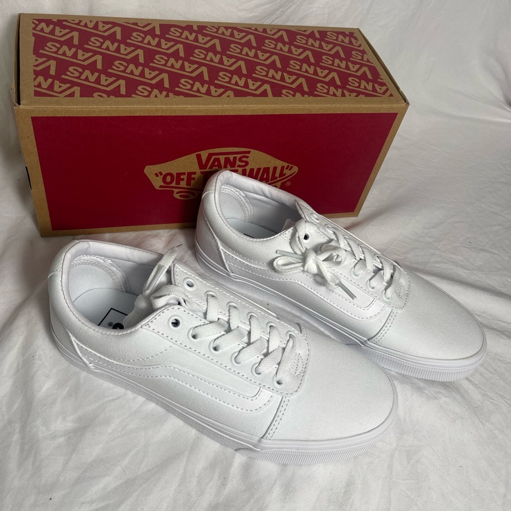New VANS size 11 Triple White Ward women’s canvas sneakers shoes VNOA3IUNW42